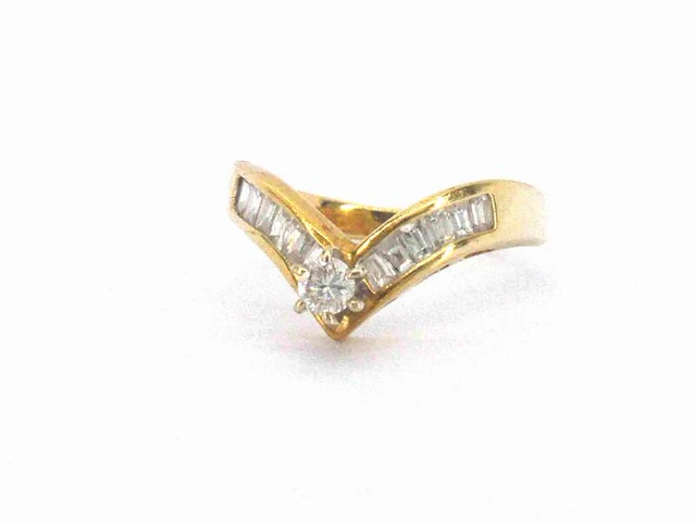 Gouden ring met baguette geslepen diamanten en een briljant geslepen diamant - afbeelding 3 van  7