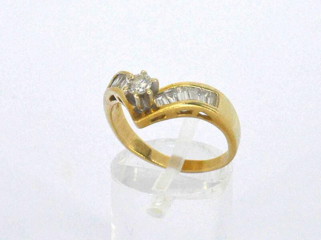 Gouden ring met baguette geslepen diamanten en een briljant geslepen diamant - afbeelding 4 van  7