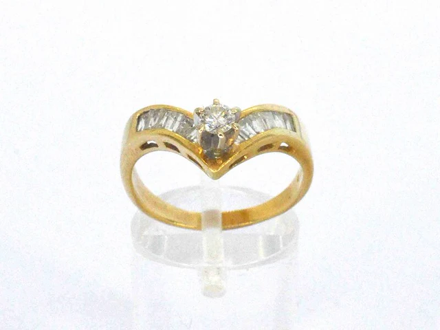 Gouden ring met baguette geslepen diamanten en een briljant geslepen diamant - afbeelding 5 van  7