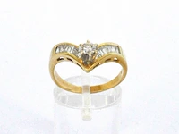 Gouden ring met baguette geslepen diamanten en een briljant geslepen diamant - afbeelding 5 van  7