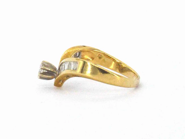 Gouden ring met baguette geslepen diamanten en een briljant geslepen diamant - afbeelding 7 van  7