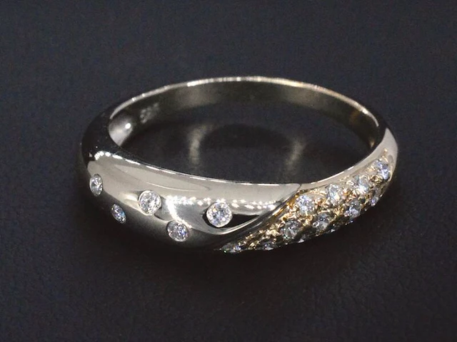 Gouden ring met briljant geslepen diamanten - afbeelding 1 van  8