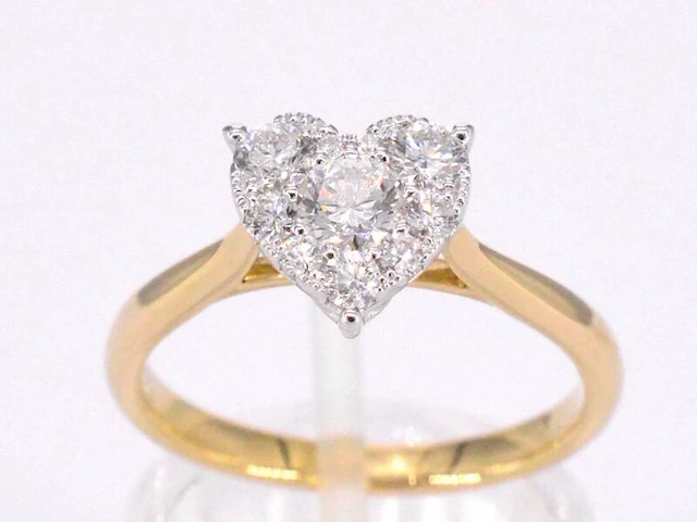 Gouden ring met diamanten in hart vorm - afbeelding 1 van  11