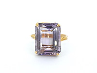Gouden ring met een amethist
