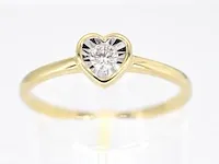 Gouden ring met een briljant geslepen diamant in hartvorm - afbeelding 1 van  6