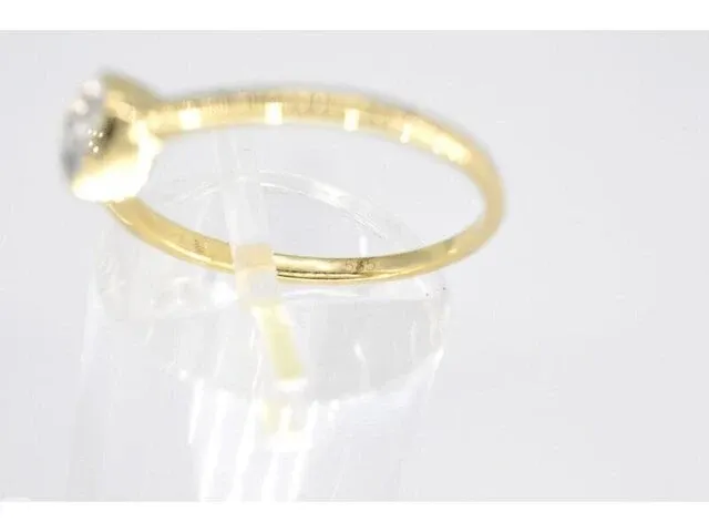 Gouden ring met een briljant geslepen diamant in hartvorm - afbeelding 5 van  6
