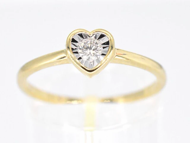 Gouden ring met een briljant geslepen diamant in hartvorm - afbeelding 1 van  7