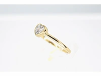Gouden ring met een briljant geslepen diamant in hartvorm - afbeelding 3 van  7