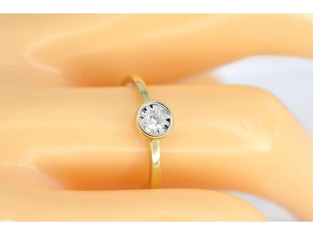 Gouden ring met een briljant geslepen diamant - afbeelding 2 van  6