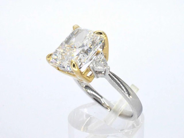 Gouden ring met éen grote diamant van 6.00 carat en twee triangel geslepen diamanten - afbeelding 2 van  13