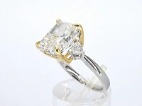 Gouden ring met éen grote diamant van 6.00 carat en twee triangel geslepen diamanten - afbeelding 2 van  13