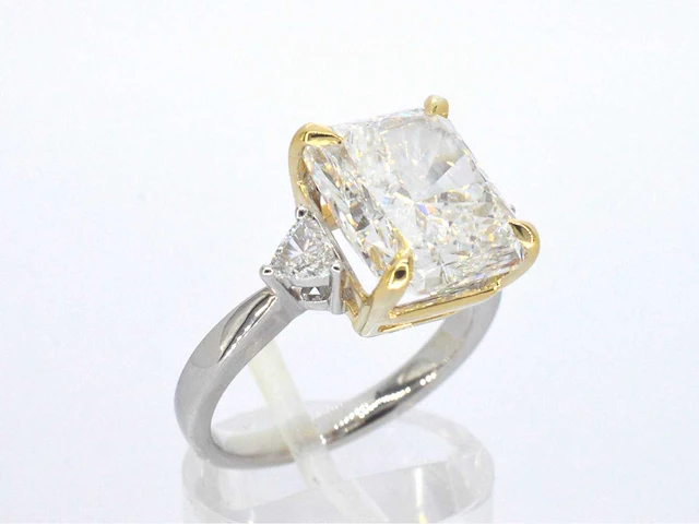 Gouden ring met éen grote diamant van 6.00 carat en twee triangel geslepen diamanten - afbeelding 3 van  13