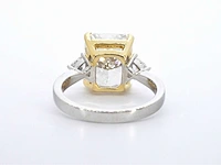 Gouden ring met éen grote diamant van 6.00 carat en twee triangel geslepen diamanten - afbeelding 5 van  13