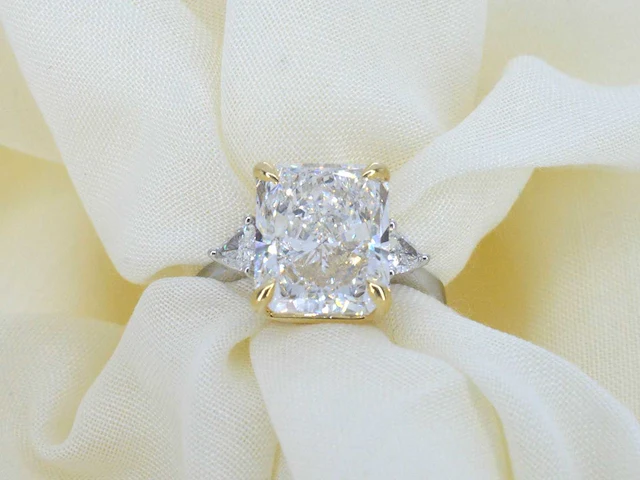 Gouden ring met éen grote diamant van 6.00 carat en twee triangel geslepen diamanten - afbeelding 1 van  13