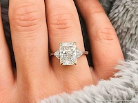 Gouden ring met éen grote diamant van 6.00 carat en twee triangel geslepen diamanten - afbeelding 6 van  13