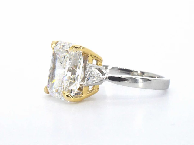 Gouden ring met éen grote diamant van 6.00 carat en twee triangel geslepen diamanten - afbeelding 9 van  13