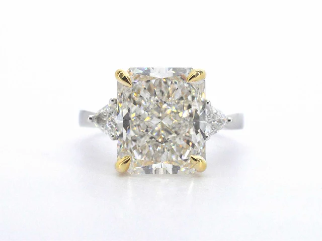Gouden ring met éen grote diamant van 6.00 carat en twee triangel geslepen diamanten - afbeelding 10 van  13
