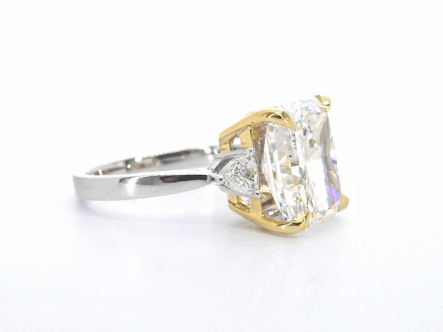 Gouden ring met éen grote diamant van 6.00 carat en twee triangel geslepen diamanten - afbeelding 11 van  13