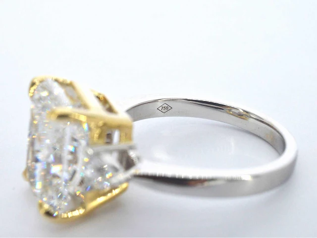 Gouden ring met éen grote diamant van 6.00 carat en twee triangel geslepen diamanten - afbeelding 12 van  13