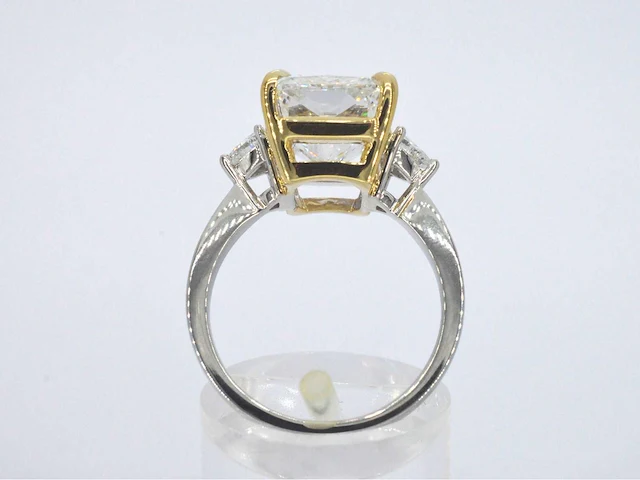 Gouden ring met éen grote diamant van 6.00 carat en twee triangel geslepen diamanten - afbeelding 13 van  13