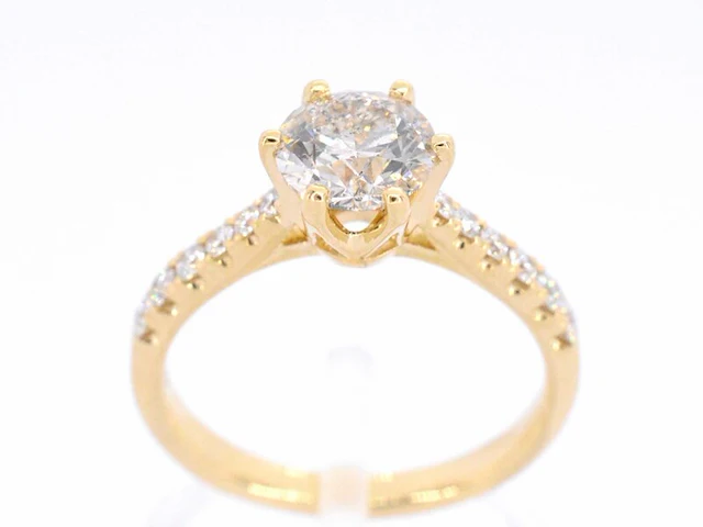 Gouden ring met één grote diamant - afbeelding 1 van  11
