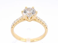 Gouden ring met één grote diamant - afbeelding 1 van  11