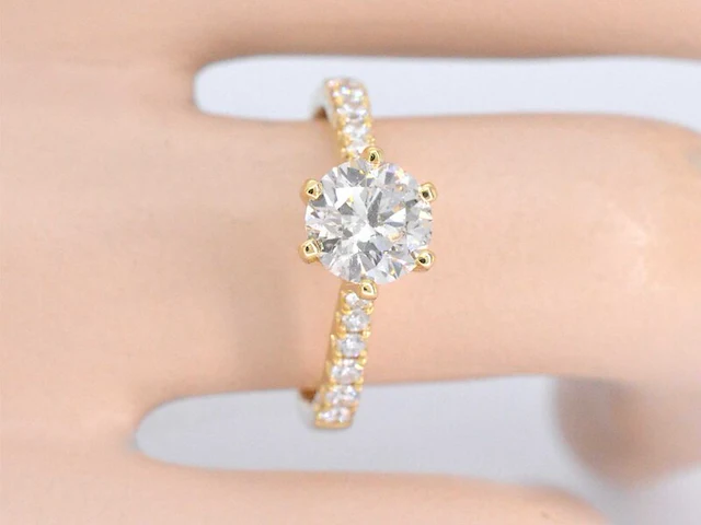 Gouden ring met één grote diamant - afbeelding 4 van  11