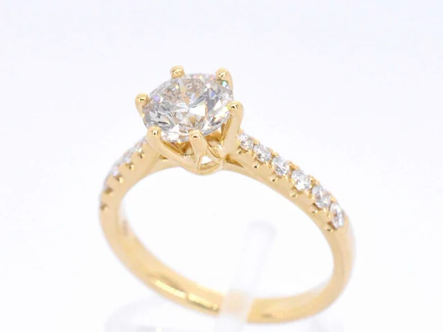 Gouden ring met één grote diamant - afbeelding 5 van  11