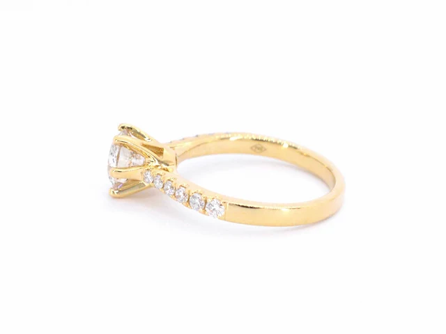 Gouden ring met één grote diamant - afbeelding 7 van  11