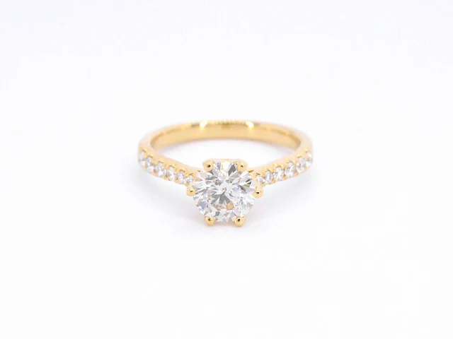 Gouden ring met één grote diamant - afbeelding 8 van  11