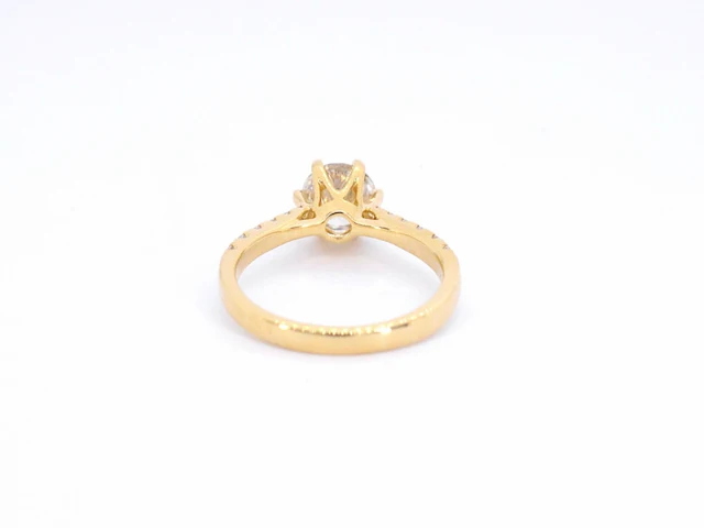Gouden ring met één grote diamant - afbeelding 9 van  11