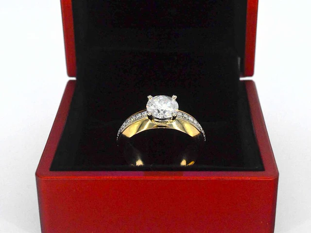 Gouden ring met een rij diamanten en centraal een grote diamant van 2.00 carat - afbeelding 1 van  10