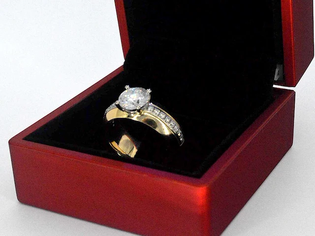 Gouden ring met een rij diamanten en centraal een grote diamant van 2.00 carat - afbeelding 3 van  10