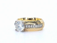 Gouden ring met een rij diamanten en centraal een grote diamant van 2.00 carat - afbeelding 4 van  10