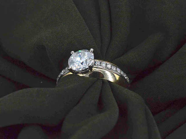 Gouden ring met een rij diamanten en centraal een grote diamant van 2.00 carat - afbeelding 7 van  10