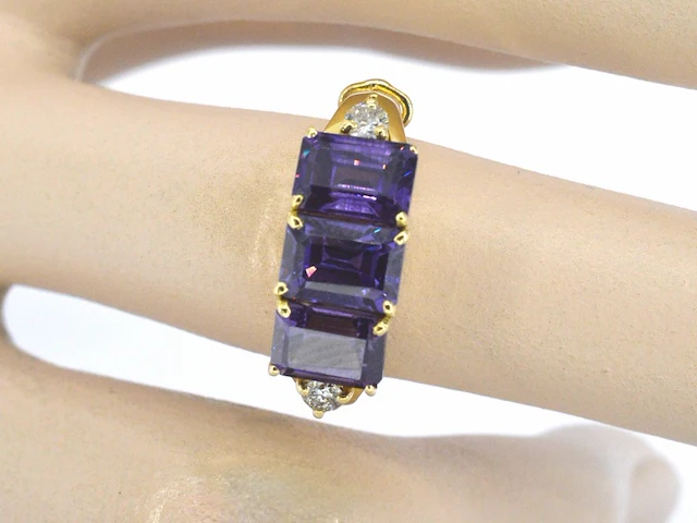 Gouden ring met paarse edelstenen en diamanten - afbeelding 5 van  12