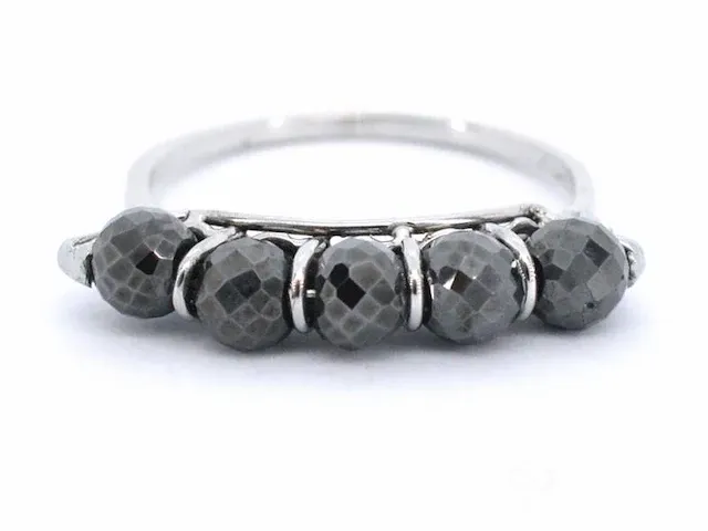 Gouden ring met zwarte edelsteen - afbeelding 1 van  5
