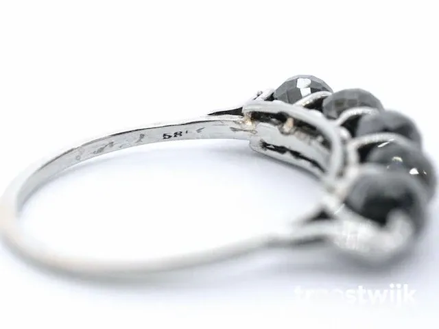 Gouden ring met zwarte edelsteen - afbeelding 5 van  5