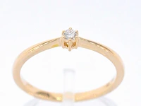 Gouden ring solitaire met een briljant geslepen diamant - afbeelding 1 van  10