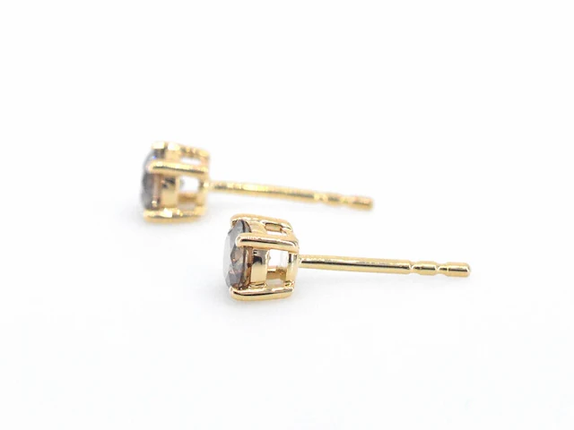 Gouden solitair oorbellen met cognac diamanten - afbeelding 4 van  9