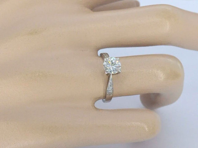 Gouden solitair ring met een 1.00 carat natuurlijke diamant en briljant geslepen diamanten - afbeelding 2 van  9