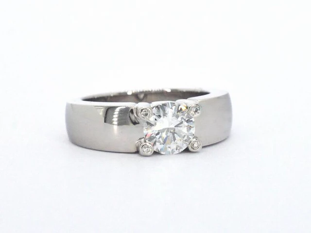Gouden solitair ring met een grote diamant van 1.20 carat en kleine diamanten - afbeelding 5 van  8