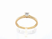 Gouden solitair ring met een natuurlijke diamant - afbeelding 1 van  8