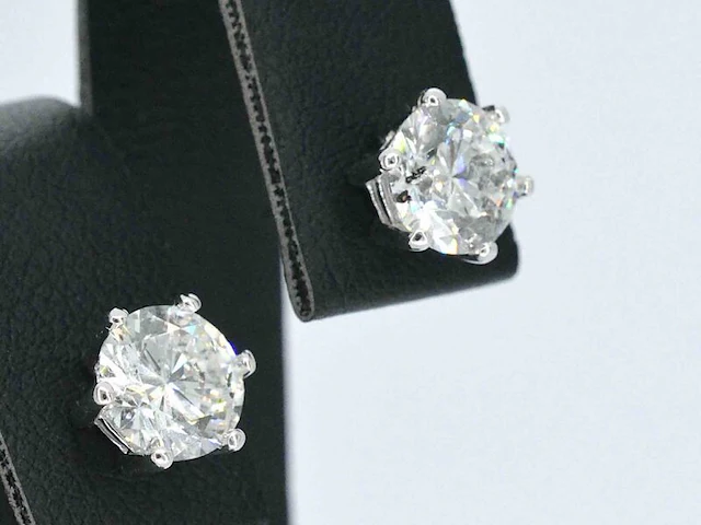 Gouden solitaire oorbellen met 2.25 carat diamant - afbeelding 4 van  10