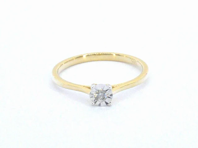 Gouden solitaire ring met een briljant geslepen diamant - afbeelding 1 van  9