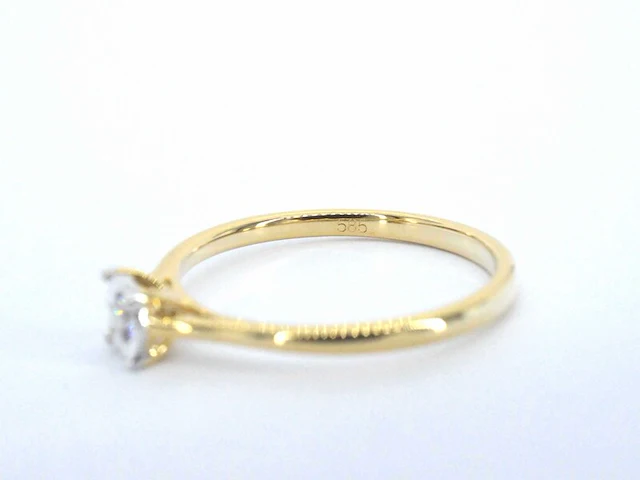 Gouden solitaire ring met een briljant geslepen diamant - afbeelding 7 van  9