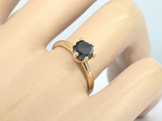 Gouden solitaire ring met één briljant geslepen zwarte diamant - afbeelding 4 van  11