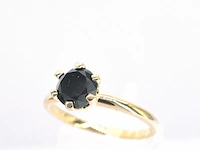 Gouden solitaire ring met één briljant geslepen zwarte diamant - afbeelding 5 van  11