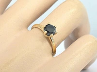 Gouden solitaire ring met één briljant geslepen zwarte diamant - afbeelding 2 van  11