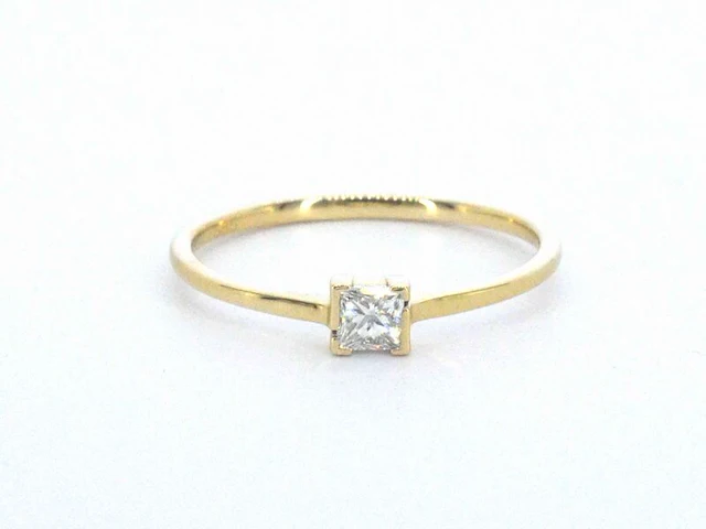 Gouden solitaire ring met een natuurlijke prinses geslepen diamant - afbeelding 1 van  10